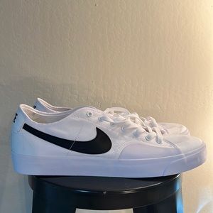 Brand new! Never been worn! Mens nike SB blzr court low tops white size 12
